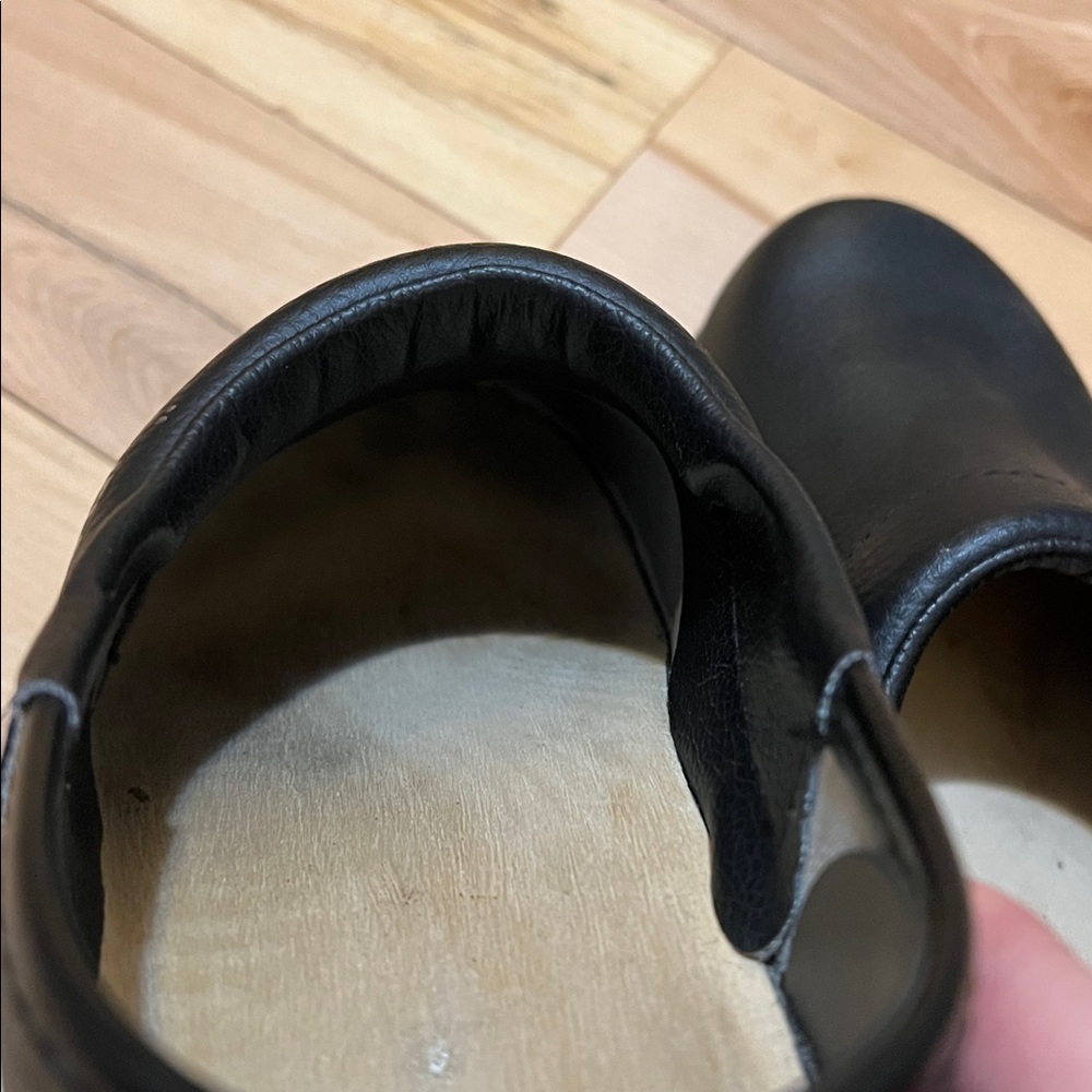 Strovels 304 Black Leather Clogs - Picture 9 of 16